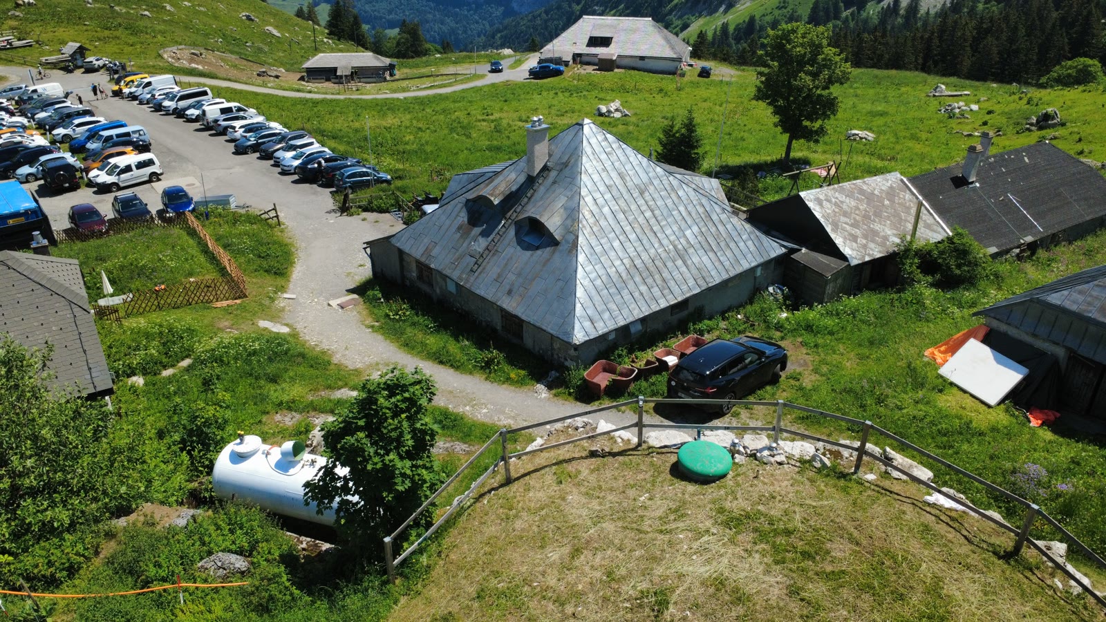 Vue aérienne du Manoïre au Col de Jaman, toiture pyramidale et alpages